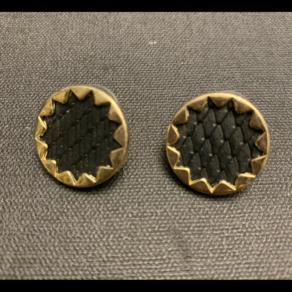 HOUSE OF HARLOW SUNBURST BUTTON EARRINGS BLACK - Picture 2 of 3